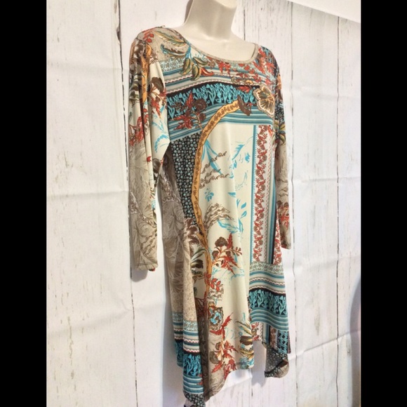 Me‘chant  Tunic top tan blue floral shark bite M - Picture 2 of 9